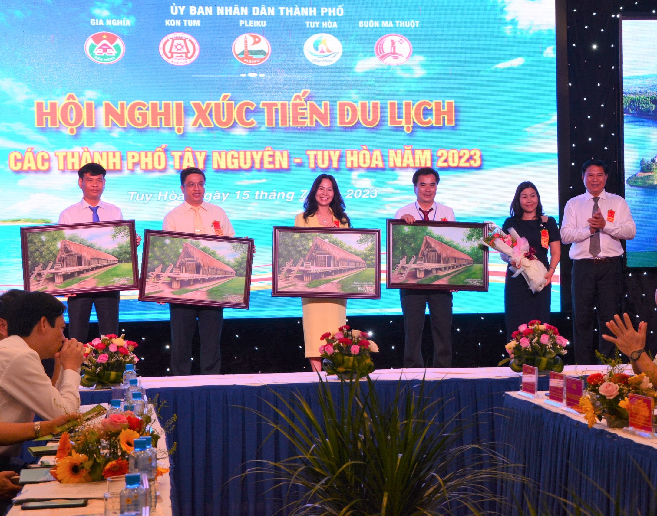 hội nghị xúc tiến (tặng tranh)